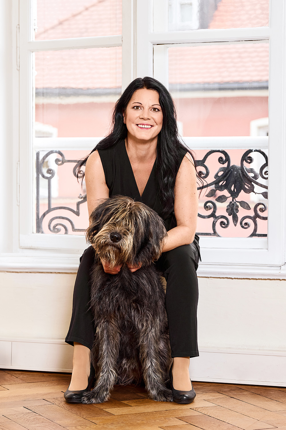 Meixner-Legal Dr. Victoria Meixner mit ihrem Hund. Sie ist Rechtsanwältin spezialisiert auf Tierrecht, Gesellschaftsrecht und Haftungsfälle